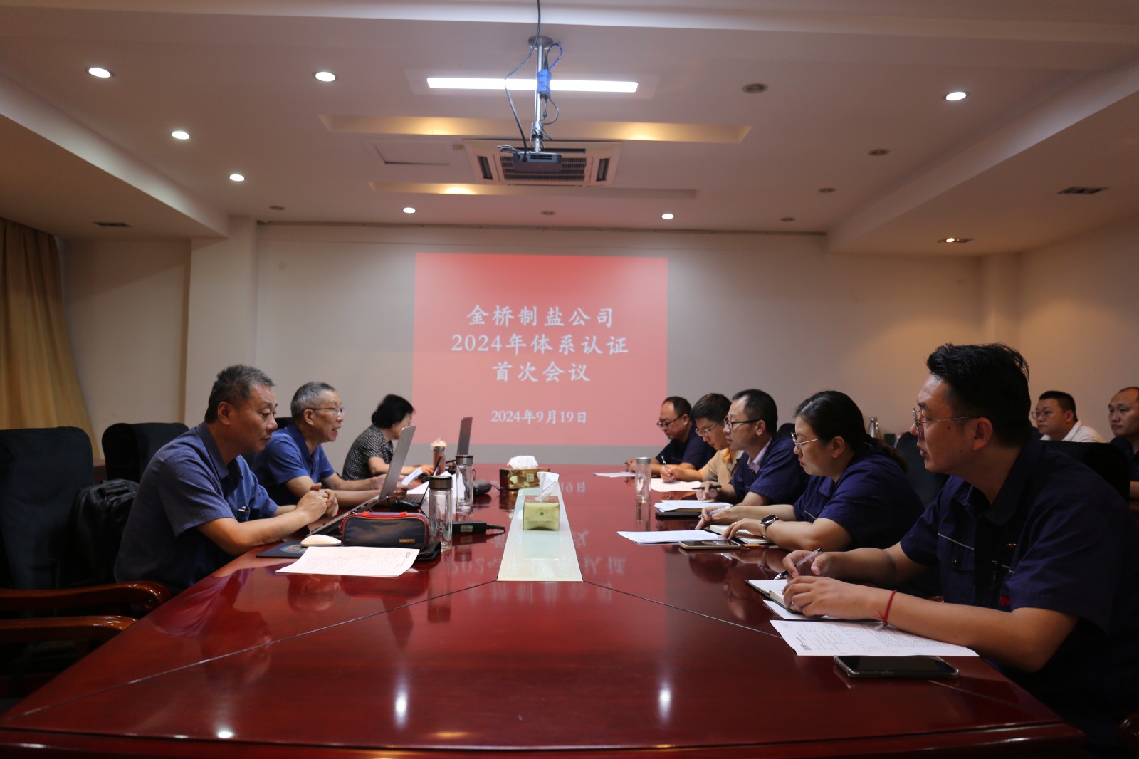 近日，金橋制鹽公司通過北京世標(biāo)認(rèn)證中心審核，給予食品安全管理體系、環(huán)境管理體系和職業(yè)健康安全管理體系認(rèn)證“保持認(rèn)證資格”的監(jiān)督審核結(jié)論，給予質(zhì)量管理體系認(rèn)證“再次注冊”的再認(rèn)證審核結(jié)論。通過審核，是對公司精細(xì)化管理成果的檢驗(yàn)，促進(jìn)公司內(nèi)控管理水平持續(xù)提升。（李曉月）